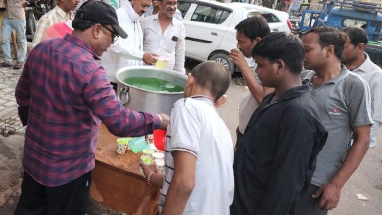 व्यापारी भामाशाह स्व०पंडित श्याम बिहारी मिश्रा की दूसरी पुण्य तिथि पर शरबत वितरण किया गया