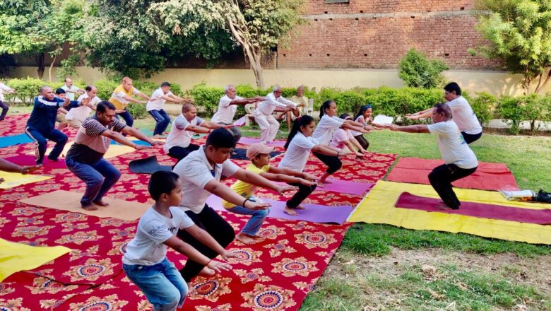 त्रिवेणीपुरम स्थित गंगा पार्क में नवम अन्तर्राष्ट्रीय योग दिवस मनाया गया 