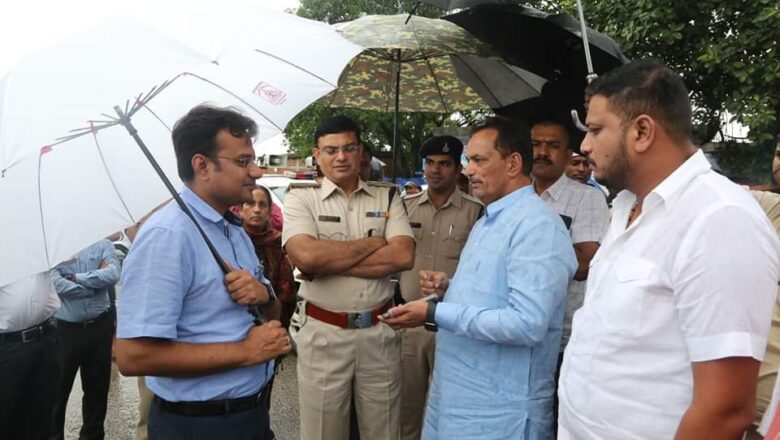 कलेक्टर व एसपी ने बाढ़ प्रभावित क्षेत्रों का किया निरीक्षण