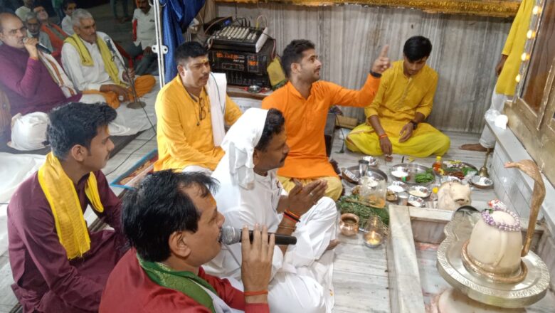 विश्व कल्याण के लिए मेयर गणेश केसरवानी ने किया रूद्राभिषेक,21 किलो चांदी का महाकाल स्वरूप चढ़ाया गया