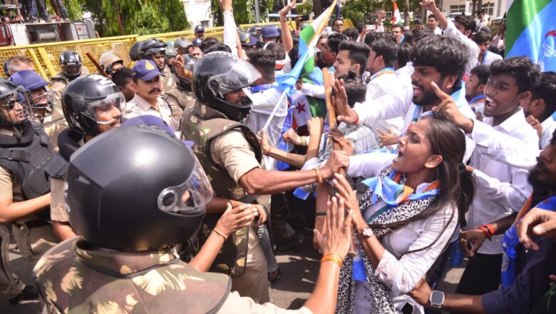 कलेक्टर कार्यालय का घेराव करने जा रहे एन.एस.यू.आई. कार्यकर्ताओं पर पुलिस ने भांजी लाठियां कई कार्यकर्ता घायल