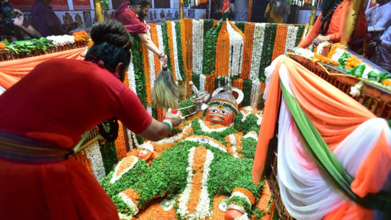 बड़े हनुमान मंदिर में भक्ति के साथ बही देशभक्ति की धारा