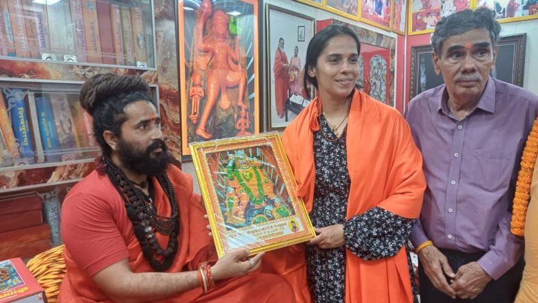 बैडमिंटन स्टार साइना नेहवाल ने अपने पिता हरवीर सिंह के साथ श्री बड़े हनुमान जी महाराज के दर्शन किया