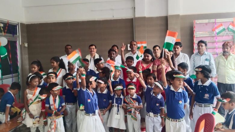 न्यू स्कॉलर एकेडमी छतनाग रोड झूसी के बच्चों के द्वारा मनाया गया स्वतंत्रता दिवस समारोह