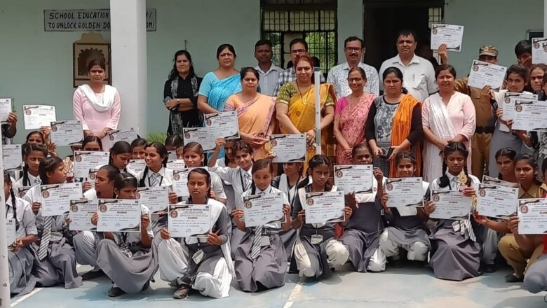 राजर्षि मेहंदी प्रतियोगिता में गोहरी की मुस्कान मौर्या प्रथम,मुक्त विश्वविद्यालय के महिला अध्ययन केंद्र ने गांव में कराई प्रतियोगिता