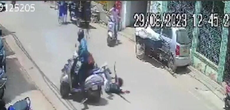 युवतियों को स्टंट बाजी दिखाने के चक्कर में शोहदों की बाइक फिसली,घटना CCTV में कैद