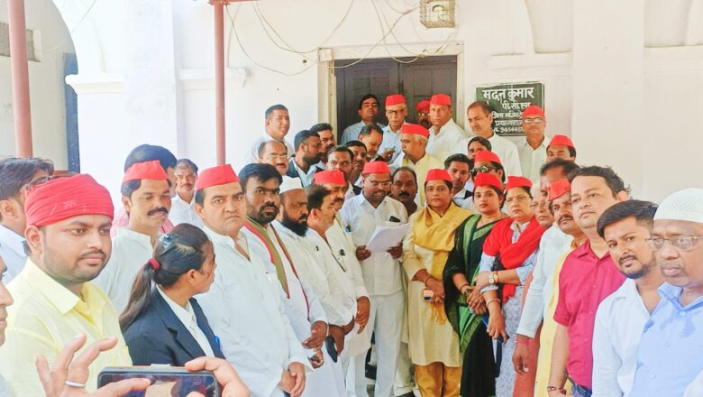 बदहाल क़ानून व्यवस्था,टूटी सड़कों शुद्ध पेयजल स्वास्थ्य आदि समस्याओं पर सपा महानगर कमेटी ने ज़िलाधिकारी को राज्यपाल को सम्बोधित सौंपा ज्ञापन