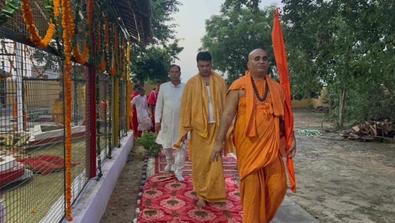 त्रिपुरा के पूर्व मुख्यमंत्री बिप्लब कुमार देब ने शंकराचार्य आश्रम में किया यज्ञ, जगद्गुरु से लिया आशीर्वाद