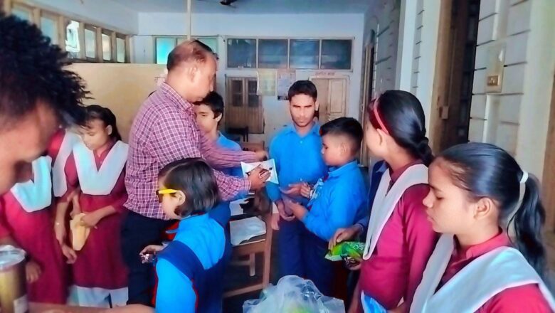 दिव्यांग बच्चों और असहाय वृद्धों के साथ समाजसेवी ने मनाया अपना जन्मदिन