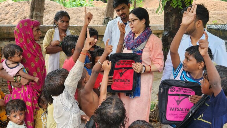 विश्व साक्षरता दिवस के अवसर पर मालिन बस्तियों में पाठ्य सामाग्री का वितरण