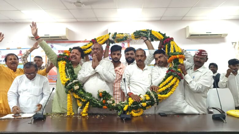 पूर्व पार्षद नंदा के घर पर किया गया कैबिनेट मंत्री संजय निषाद का स्वागत