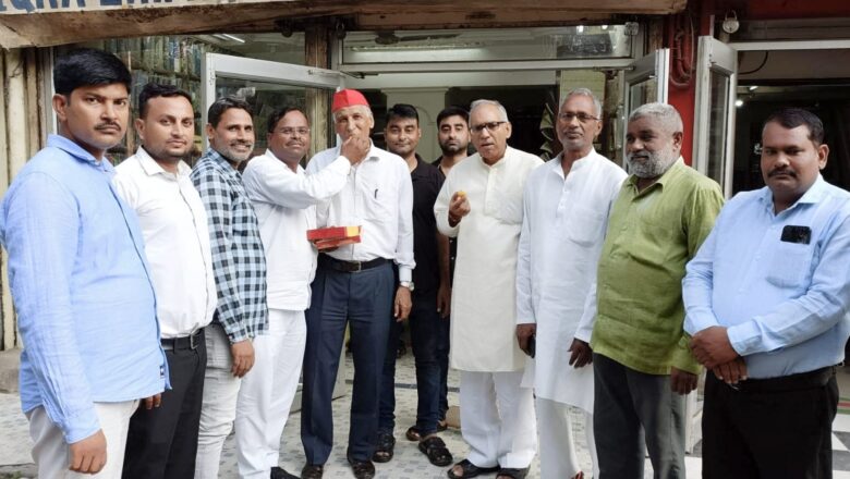 घोसी में इंडिया व पीडीए की रणनीति से मिली जीत पर सपाईयों में खुशी-मिठाई बांट कर मनाया जश्न