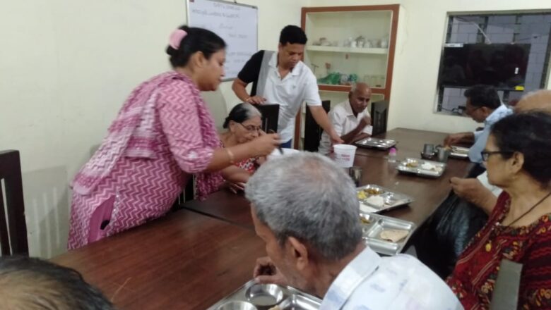 CA अनिल गुप्ता ने वृद्धा आश्रम में मनाया अपनी बेटी काव्या का जन्मदिन