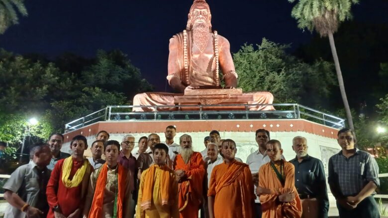 आरती के जरिए प्रयागराज और तीर्थ नायकों को नमन किया गया