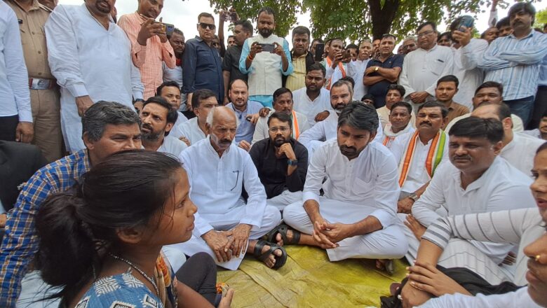 कौशाम्बी तिहरे हत्याकांड के पीड़ितों से मिला कांग्रेस का प्रतिनिधि मंडल