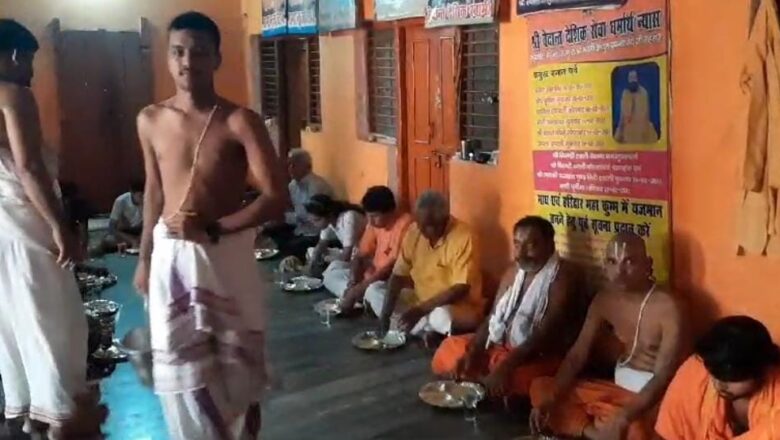 वेदांतदेशिक सेवा संस्थान त्रिदण्डी मठ दारागंज में बैकुंठ वासी प्रयाग पीठाधीश्वर जगद्गुरु रामानुजाचार्य त्रिदण्डी स्वामी रंगरमानुजाचार्य‌‌‌ जी महाराज का षोडसी कार्यक्रम सम्पन्न