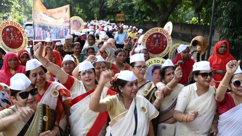 चुनावों में महिलाओं को 33% आरक्षण मिलने के बाद महिलाओं ने धन्यवाद रैली निकाली