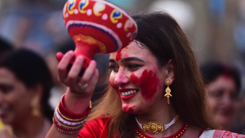 जबलपुर के बंगाली क्‍लब में महिलाओं ने खेला सिंदूर, धनुची नाच के साथ माँ की विदाई