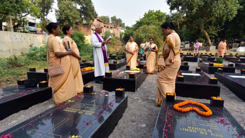 ऑल सोल्स डे पर बिशप मोरिस एडगर ने किया क़ब्रगाहों पर प्रार्थना,बच्चों से मिलकर दिया आशीर्वाद