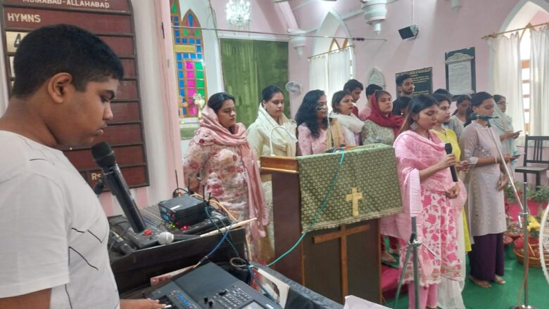 सैंट पीटर चर्च में मनाया गया हार्वेस्ट संडे,कलीसिया के लोगों ने बढ़ चढ़ कर की ख़रीदारी। चर्च के लोगों में दिखा उत्साह