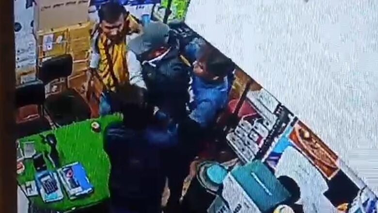 दिव्यांग दुकानदार के उधार समान देने से मना करने पर कस्टमर ने पीटा