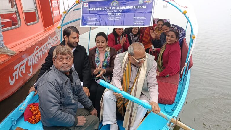 संगम में मंत्री संजय निषाद ने चलाई नाव,दिया समाजसेवा का संदेश