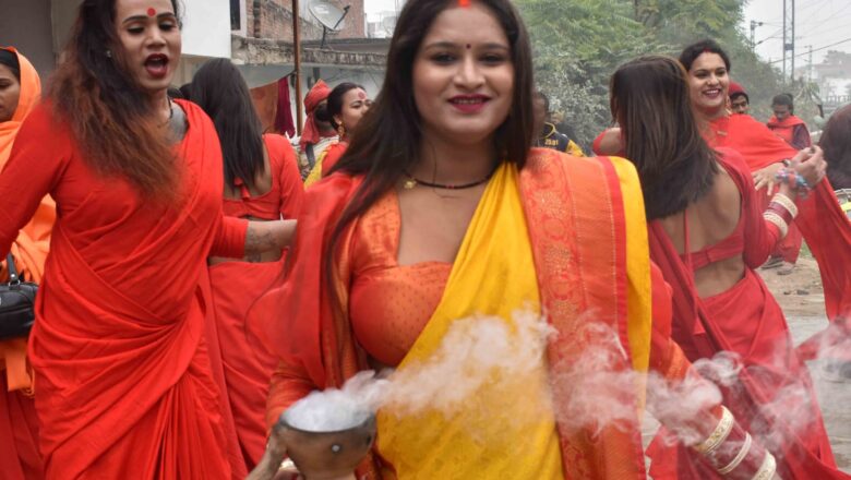 पद पखार कर किन्नरों ने महामंडलेश्वर को भेजा अयोध्या