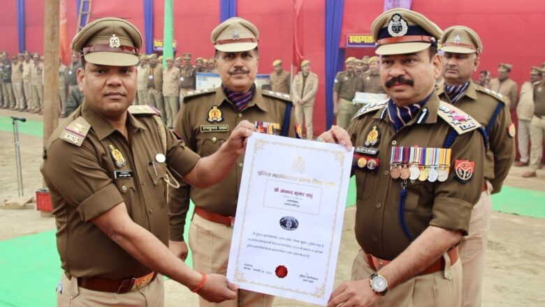 गणतंत्र दिवस के अवसर पर वाचक माघ मेला उप निरीक्षक आनंद कुमार साहू को मिला पुलिस महानिदेशक का प्रशंसा चिन्ह (रजत) पदक