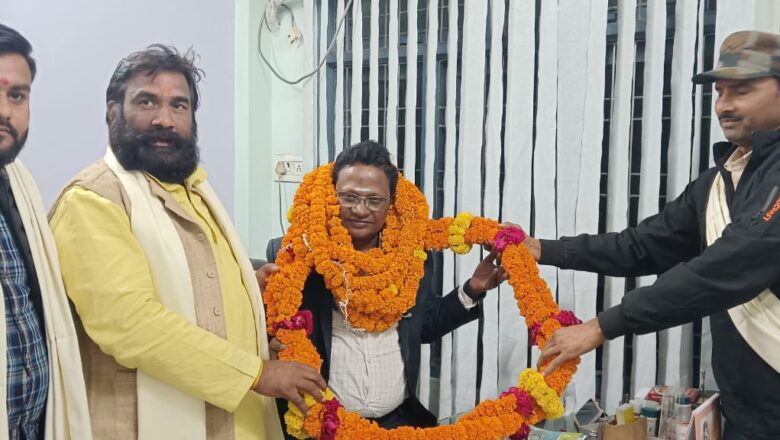 “अयोध्या पुरी” में श्री रामलला के दर्शन के पश्चात् श्रृंग्वेरपुर वापसी पर डा०बी०के० कश्यप का हुआ भव्य अभिनंदन