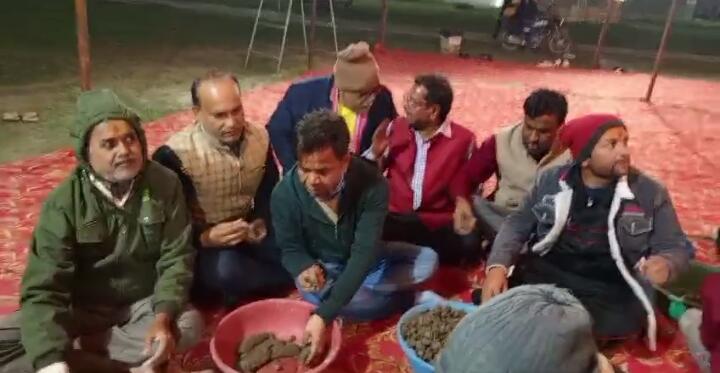 माघ मेले में पूज्य दद्दा जी के शिविर में बन रहे असंख्य पार्थिव शिवलिंग निर्माण संकल्प में संगम की रेती पर पहुंचे फिल्मी सितारे राजपाल यादव