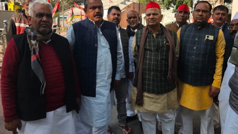 लखनो के राजेंद्र दुबे ने लखनऊ में ग्रहण की सपा की सदस्यता