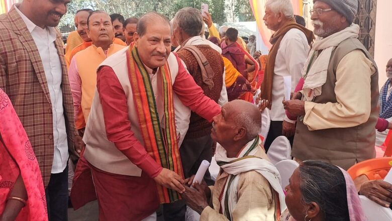 निःशुल्क नेत्र शिविर में रोगियों को बांटी गई दवाइयां एवं चश्मा