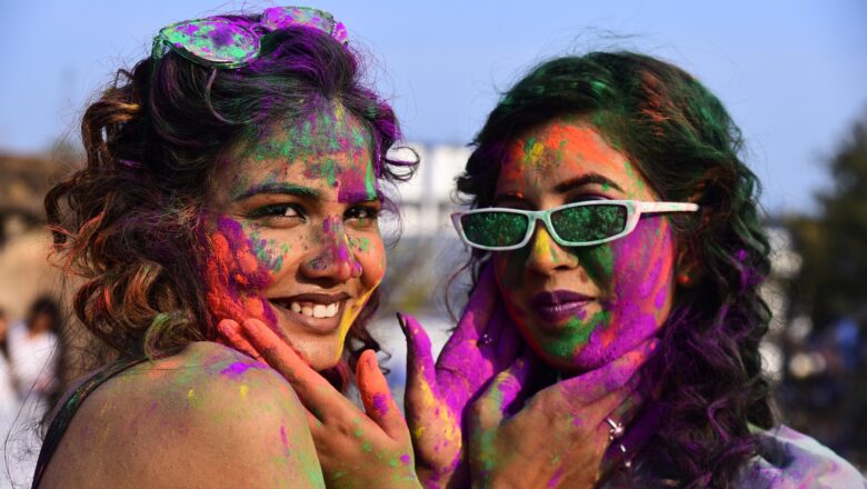 फाल्गुनी बयार युवाओं के सर चढ़ कर बोली