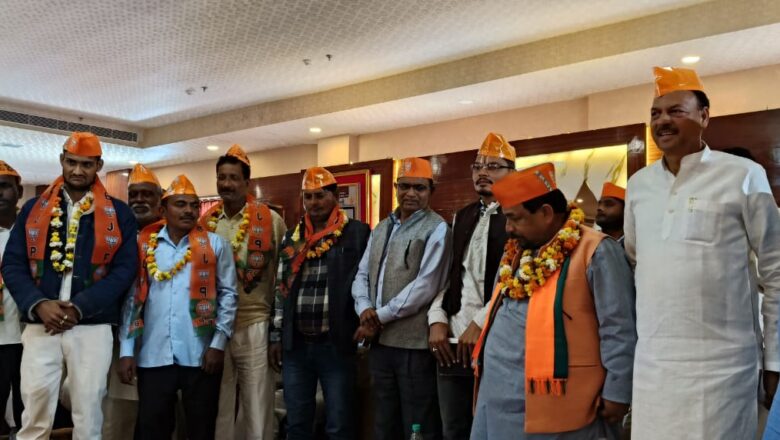 भाजपा प्रत्याशी अपने संसदीय क्षेत्र अलीगंज मैं कार्यकर्ताओं के साथ की बैठक