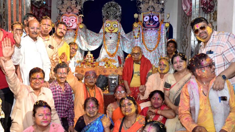होली के अवसर पर भक्तों अपने आराध्य के साथ खेली फूलों की होली