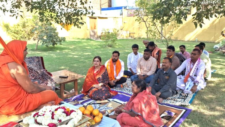 केन्द्रीय मंत्री प्रतिमा भौमिक पहुंची मथुरा,शंकराचार्य से लिया आशीर्वाद