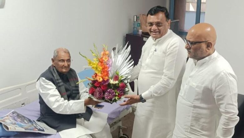 कांग्रेस नेताओं ने की सपा के वरिष्ठ नेता रेवती रमण सिंह से मुलाकात