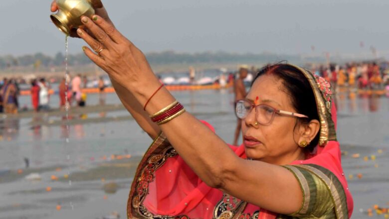 अक्षय पुण्य की प्राप्ति को संगम में लगी पुण्य की डुपकी, श्रद्धालुओं ने किया दान पुण्य 