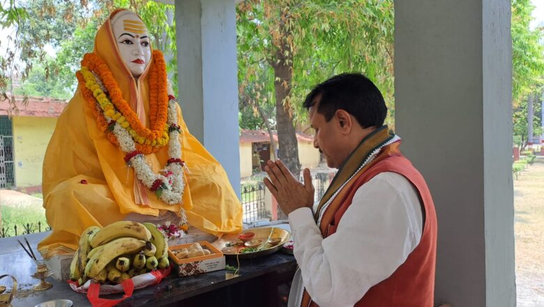 सम्पूर्ण परिसर में गूंजा वैदिक मंत्रोच्चार,कुलपति ने आदि शंकराचार्य जी की वृहद् प्रतिमा पर माल्यार्पण कर विधि-विधान से 1236 वीं जयंती मनाई गई