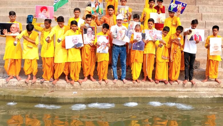 आदिकेशव की आरती उतार कर पीएम मोदी की जीत के लिए की प्रार्थना 