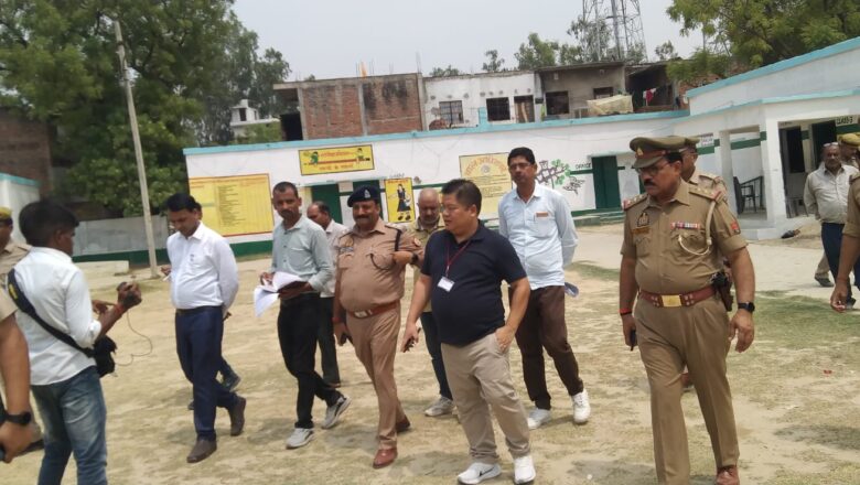 प्रेक्षक ने किया बूथों का निरीक्षण कमियां देख लगाई फटकार