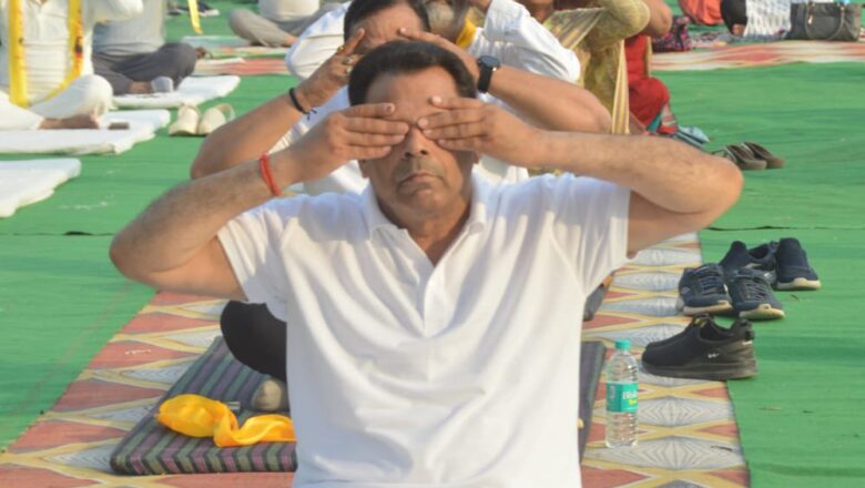 मंत्री नरेंद्र कश्यप ने अंतर्राष्ट्रीय योग दिवस पर कासगंज में किया योग