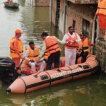 NDRF टीम द्वारा फाफामऊ के बाढ़ प्रभावित इलाकों में खाद्य सामग्री वितरण किया गया