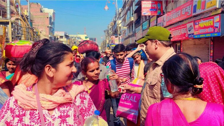 ओम ‌संस्था के द्वारा कुम्भ श्रद्धालुओं के लिए चलाया गया भंडारा 