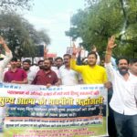 बी जे पी के युवा नेताओं ने जलाया पाकिस्तान का पुतला
