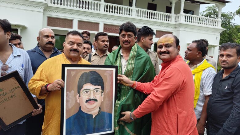 वरिष्ठ चित्रकार विनय कुमार दुबे ने भेंट की राजा भैया को पेंटिंग