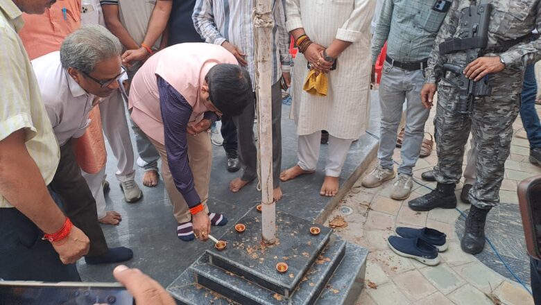 शहीदों को नमन करने पहुंचे कैबिनेट मंत्री नंदी और विधायक हर्षवर्धन