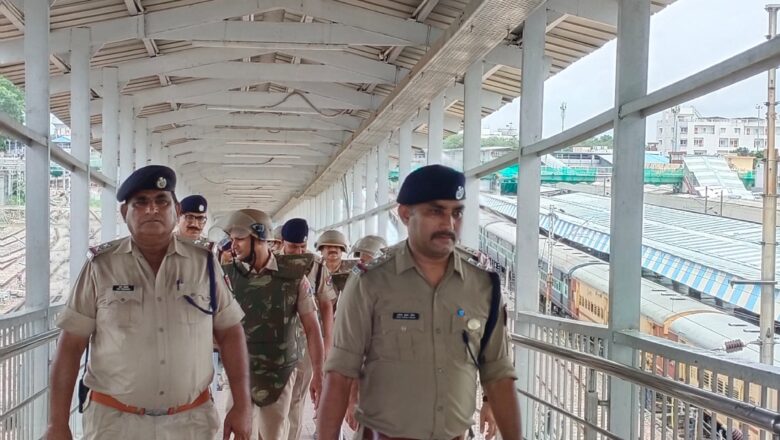 प्रयागराज जंक्शन पर उमड़ी भीड़, RPF ने संभाला मोर्चा, प्रतिभागियों एवं यात्रियों को सकुशल गाड़ियों से उतारा एवं बैठाया गया