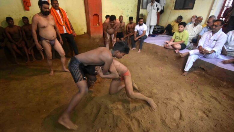 गुड़िया पर पहलवानों ने दिखाए एक से बढ़कर एक दांव पेंच