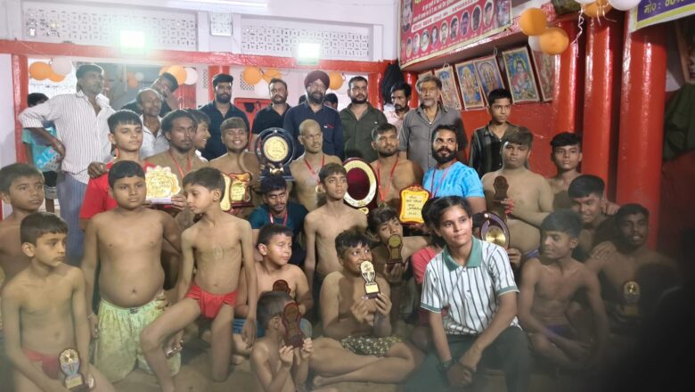 नागपंचमी पर प्रयागराज के अखाड़ो में हुवा कुश्ती का आयोजन